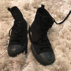 Black converse size 6.5 open to offers❤️